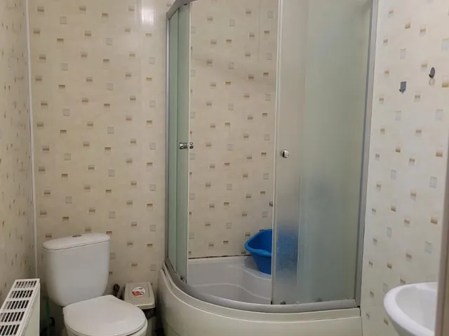 Санузел с душевой кабиной